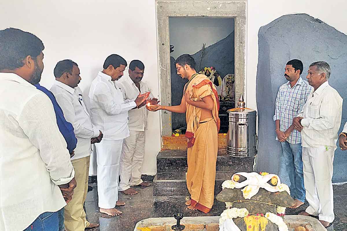 ఆలయాలకు సీఎం కేసీఆర్‌ పెద్దపీట