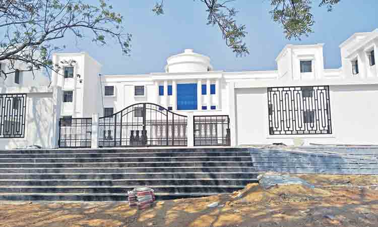 ఇంద్రభవనంలా.. ‘సీఎం కేసీఆర్‌ బడి’