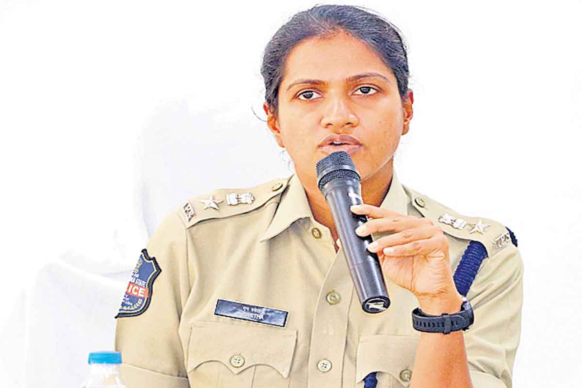 పోస్టులపైపోలీసు కన్ను..