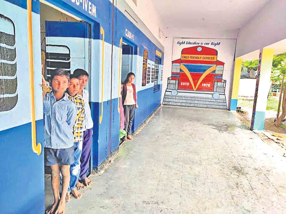 క్లాస్‌రూమ్‌లకు రైలుబండిని పోలిన పెయింటింగ్‌