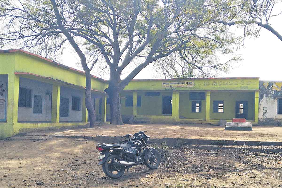 చదువులమ్మ సేవలో అమ్మన కుటుంబం