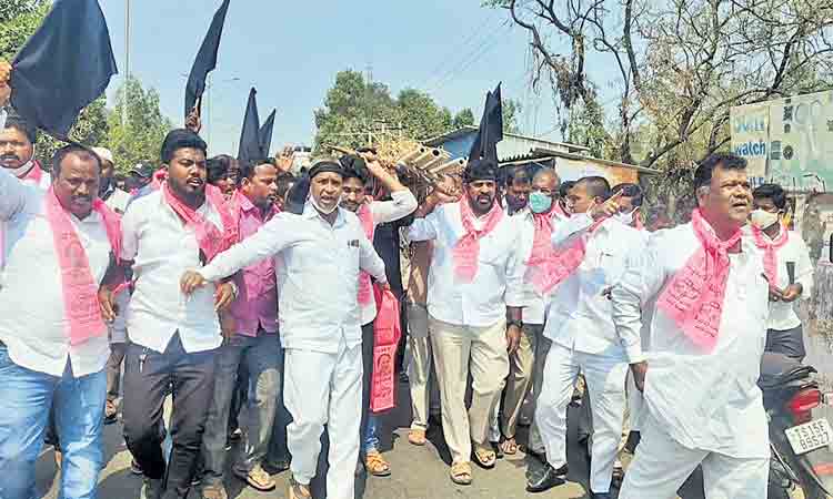 మోదీకి దేశాన్ని పాలించే అర్హతలేదు