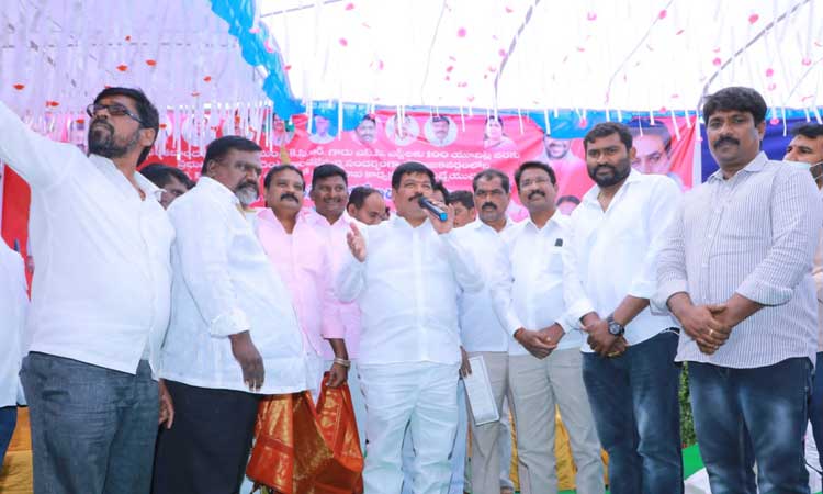 దళిత బాంధవుడు సీఎం కేసీఆర్‌ : ఎమ్మెల్యే నరేందర్‌