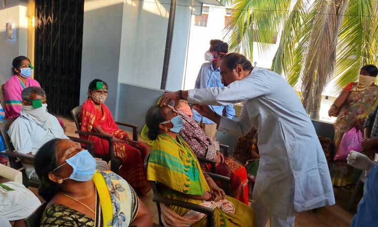 MLA Sanjay Kumar | 23 మందికి స్వయంగా కంటి ఆపరేషస్‌లు చేసిన ఎమ్మెల్యే సంజయ్ కుమార్