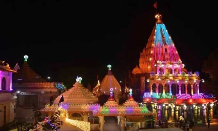 ఉజ్జయిని మహా కాళేశ్వరుడి ఆలయంలో దీపోత్సవం
