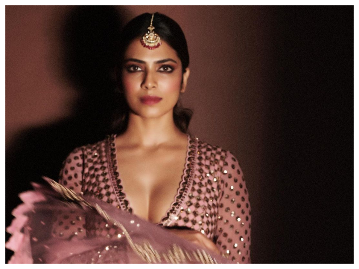 Malavika Mohanan | గులాబీ కలర్‌ డ్రెస్‌లో మత్తెక్కిస్తున్న మాళవిక మోహనన్..