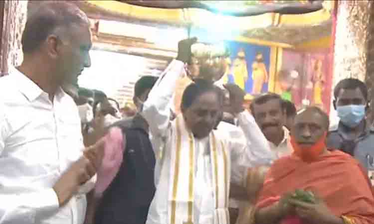 గోదావ‌రి జ‌లాల‌తో కొముర‌వెల్లి మ‌ల్ల‌న్న‌కు సీఎం కేసీఆర్ అభిషేకం