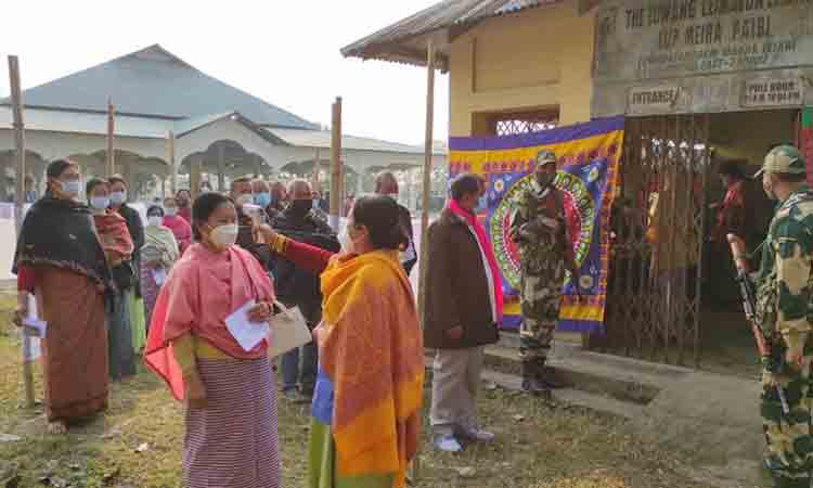 Manipur Polls | పోలింగ్ కేంద్రంలో డ‌బ్బులు పంపిణీ