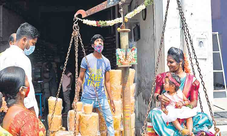 ఆదివాసీ సంస్కృతి ఉట్టిపడేలా మేడారం ఆహ్వాన పత్రిక