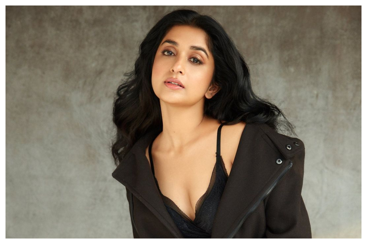 Meera Jasmine | బ్లాక్ కలర్ డ్రెస్‌లో మీరా జాస్మిన్ అందాలు అదరహో..