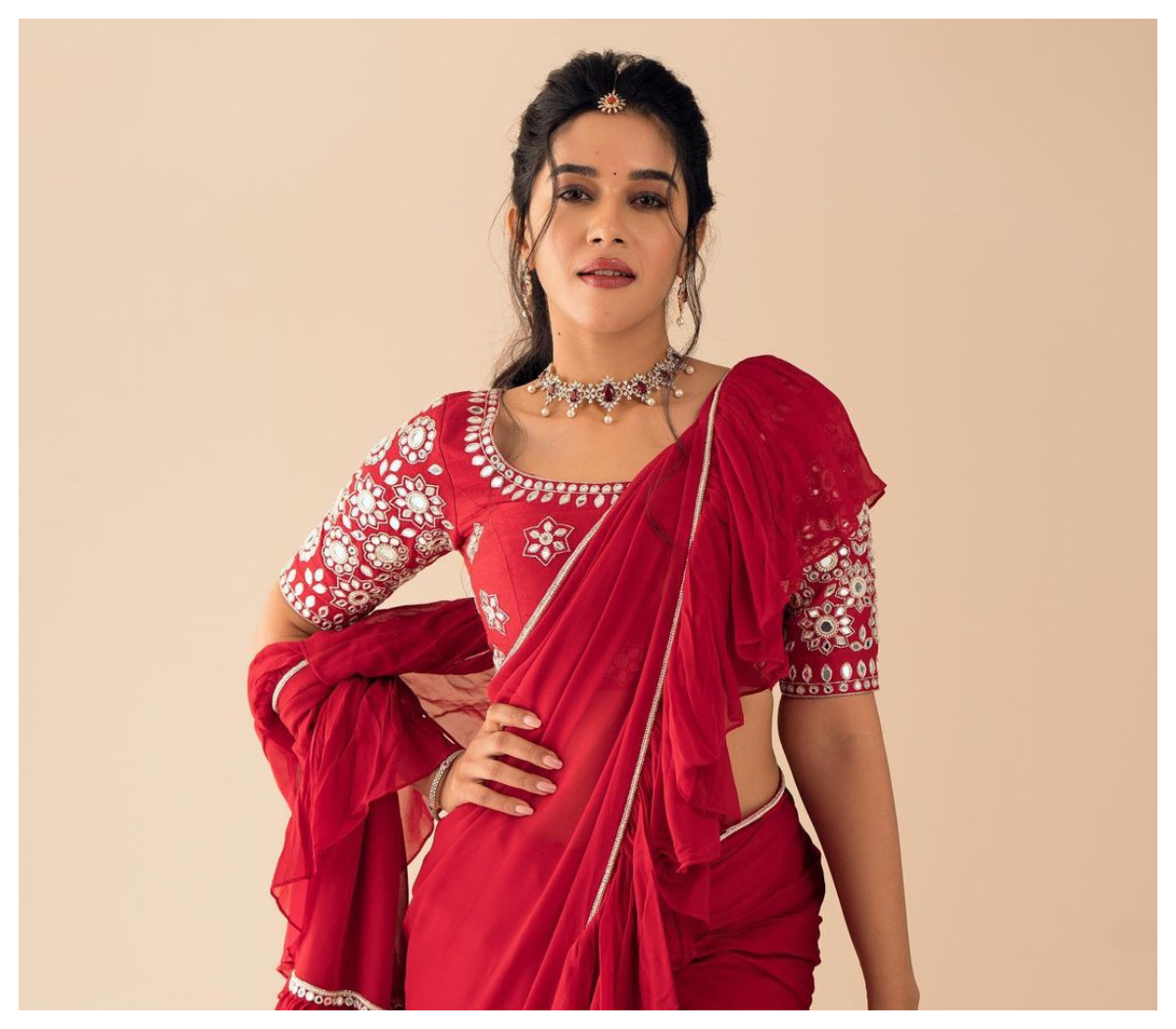 Mirnalini Ravi | రెడ్ కలర్ చీరలో మృణాళిని రవి కిల్లింగ్ లుక్స్..