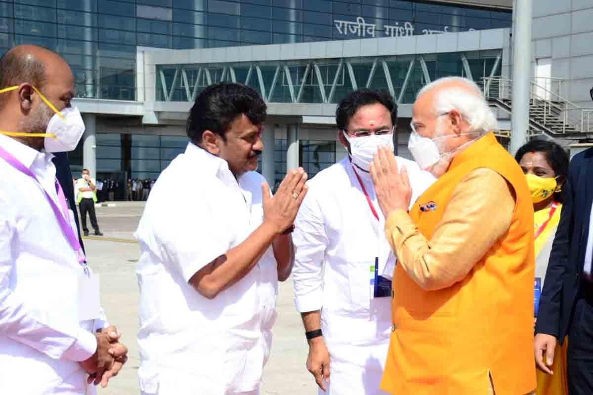 శంషాబాద్ ఎయిర్‌పోర్టులో ప్ర‌ధాని మోదీకి ఘ‌న‌స్వాగ‌తం