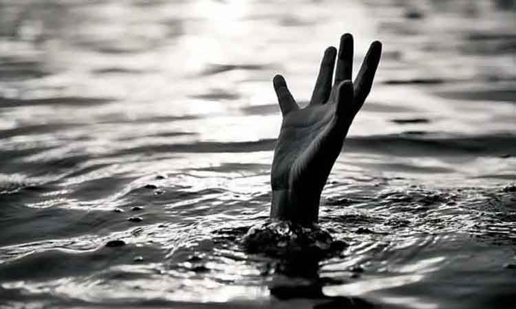 కొడుకును కాపాడబోయి.. ప్రాణాలొదిలిన తండ్రి