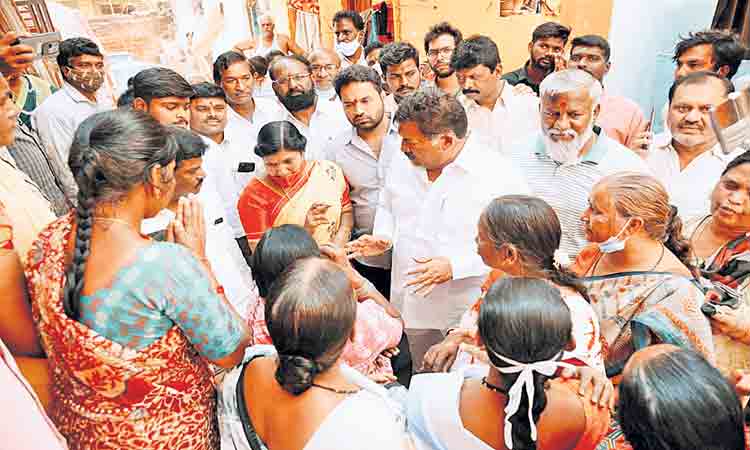 బస్తీ బాటతో ప్రజా సమస్యలు పరిష్కారం