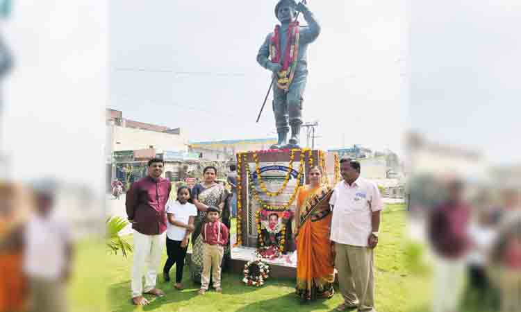 కర్నల్‌ సంతోష్‌బాబు ఆదర్శప్రాయుడు