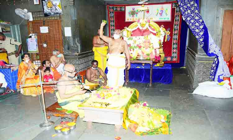 యాదాద్రిలో పరమశివుడికి రుద్రాభిషేకం