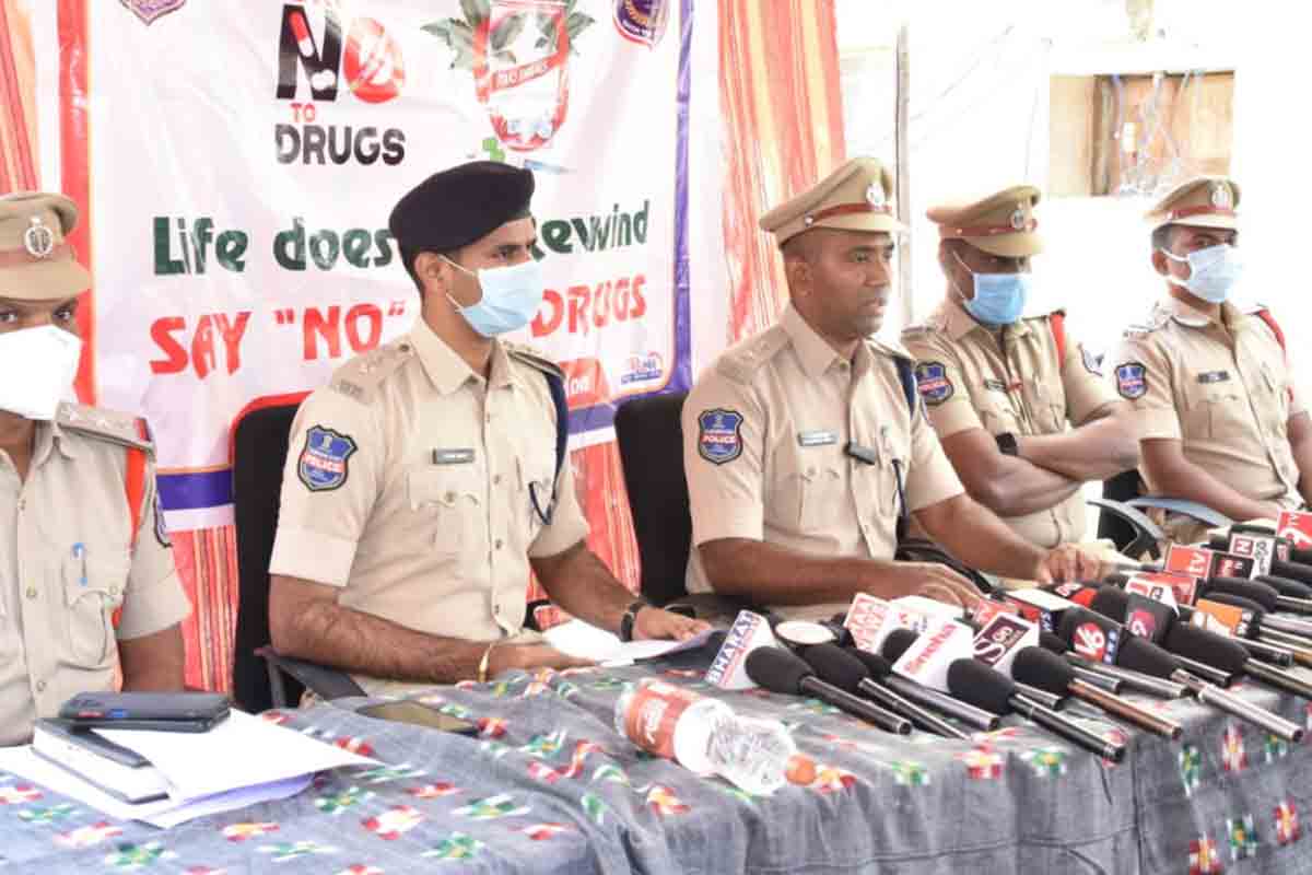 ఆర్టీసీ బస్సును ఢీకొట్టిన లారీ