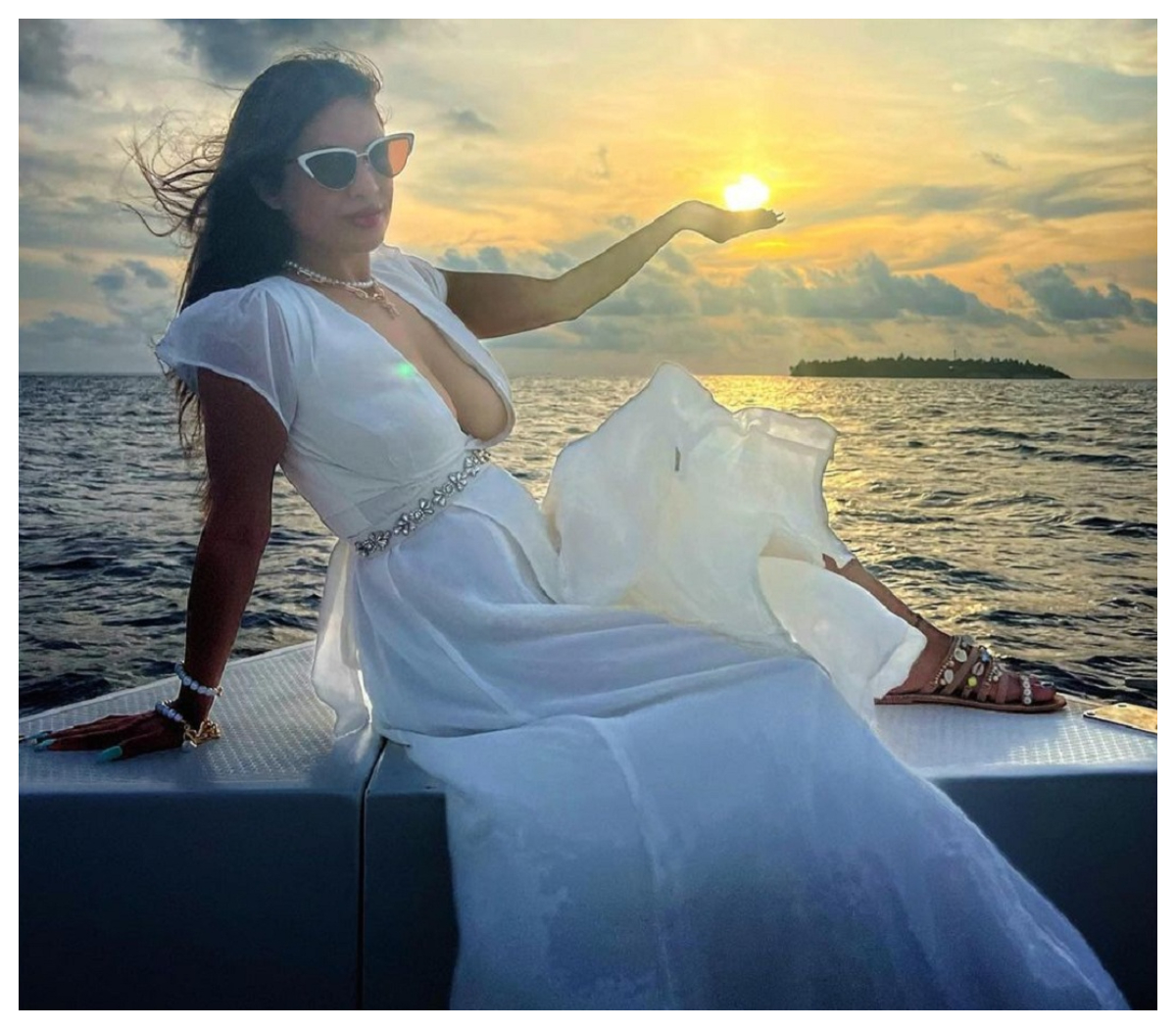 Neha Malik | వైట్ డ్రెస్‌లో నేహా మాలిక్ బ్యూటిఫుల్ ఫొటోషూట్..