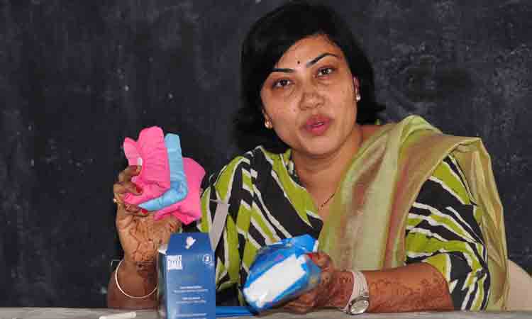 రుతుక్రమం చీకటి గదిలో దాచిపెట్టే విషయం కాదు.. ఆడపిల్లలకు భరోసా ఇస్తున్న స్కూల్ టీచ‌ర్‌