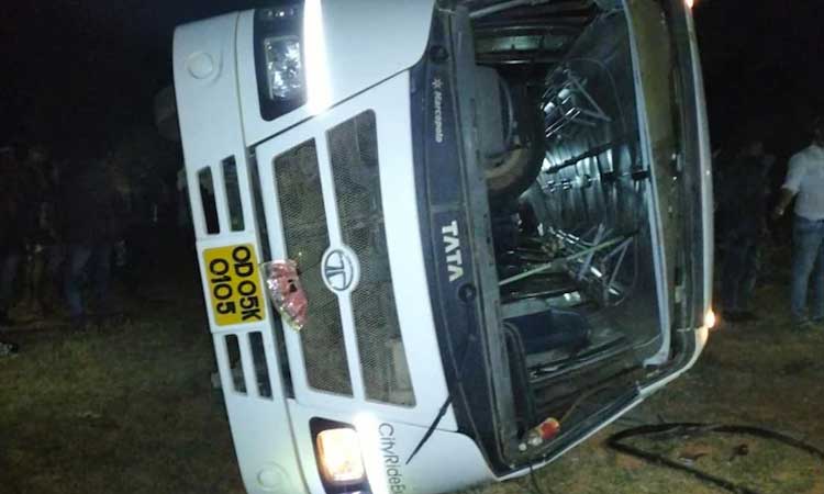 బోల్తాపడిన పోలీస్‌ మినీబస్‌‌.. ముగ్గురు కానిస్టేబుళ్లు మృతి, 14 మందికి గాయాలు