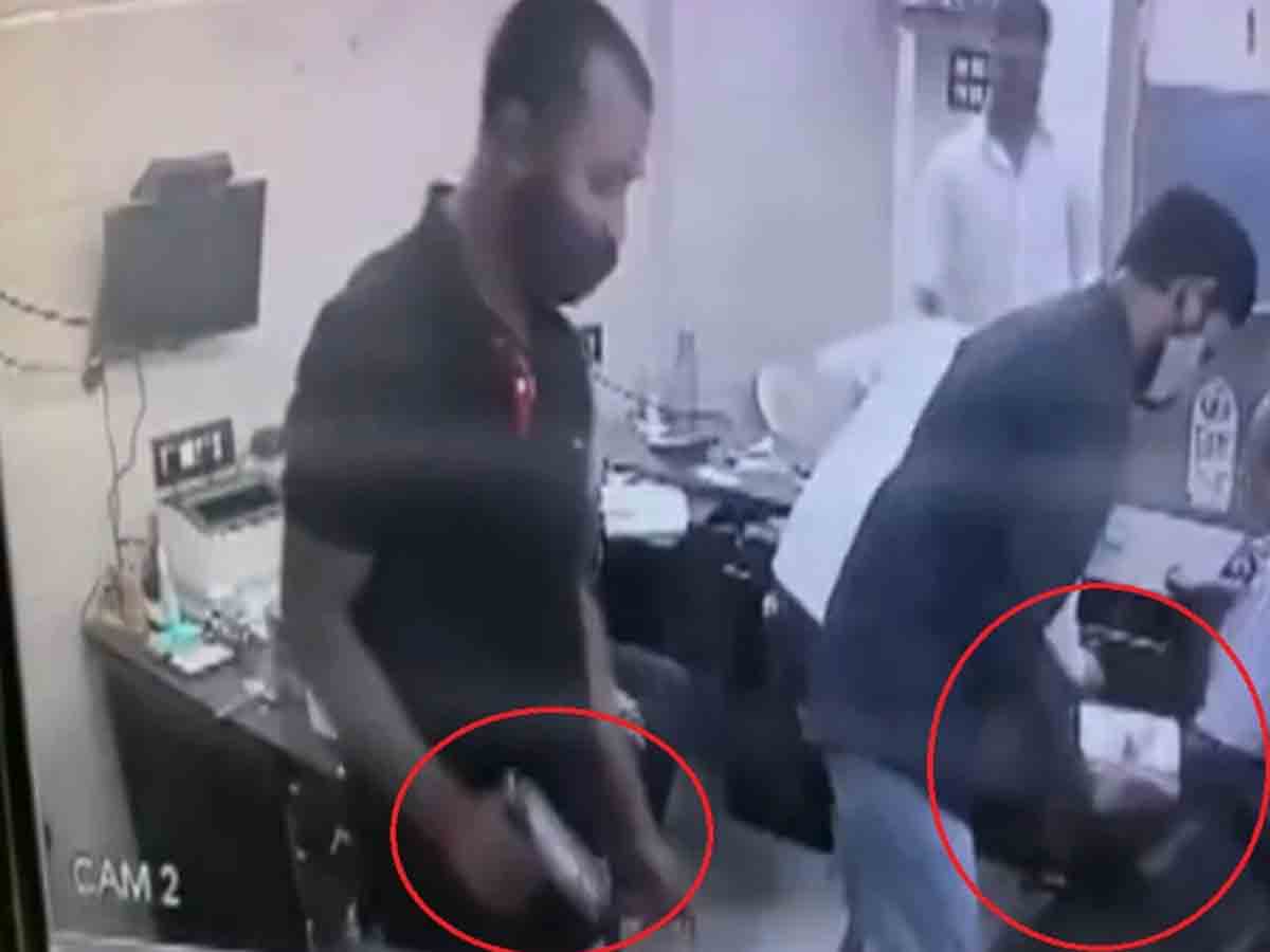 Viral Video: గన్స్‌తో బెదిరించి… ఆఫీస్‌ నుంచి కోటి దోపిడీ