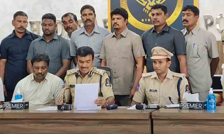 ఓయో రూమ్స్‌పై పోలీసుల న‌జ‌ర్.. చ‌ర్య‌లు త‌ప్ప‌వంటూ హెచ్చ‌రిక‌