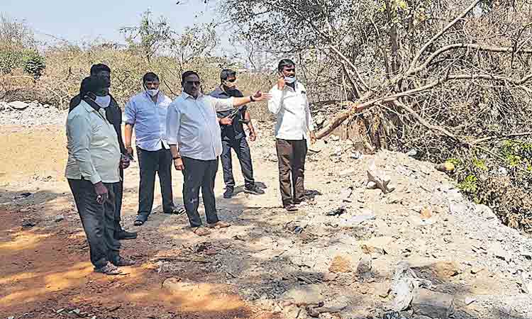 పార్కు స్థలంలో ఆక్రమణలు