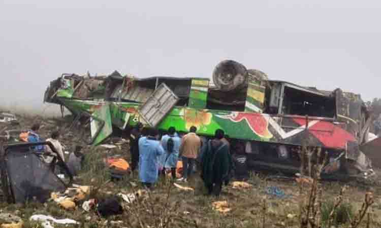 లోయలో పడిన బస్సు.. 20 మంది దుర్మరణం