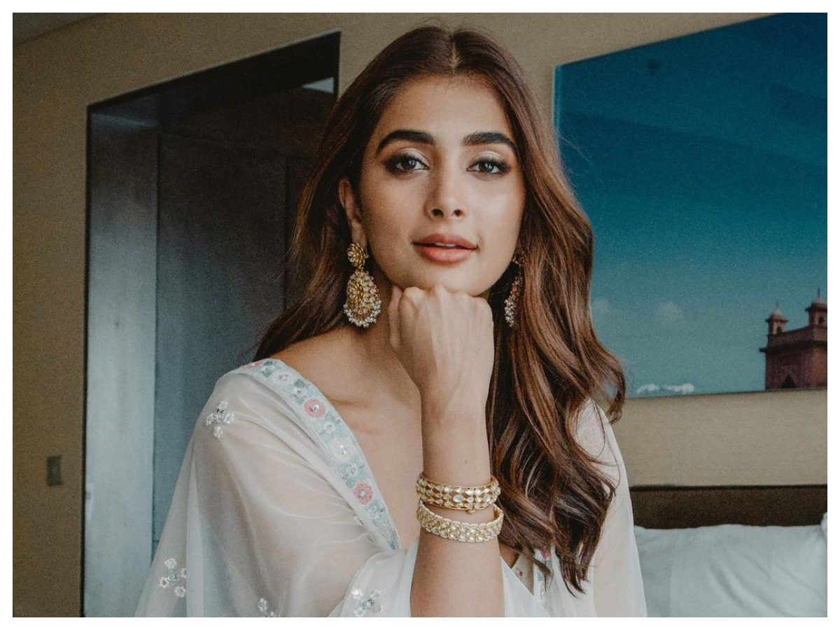 Pooja Hegde | చూపులతో మాయ చేస్తున్న పూజా హెగ్డే..