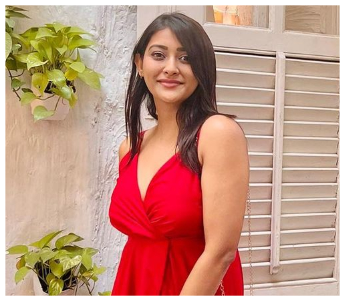 Pooja Jhaveri | రెడ్ కలర్ డ్రెస్‌లో కైపెక్కిస్తున్న పూజా జవేరీ..