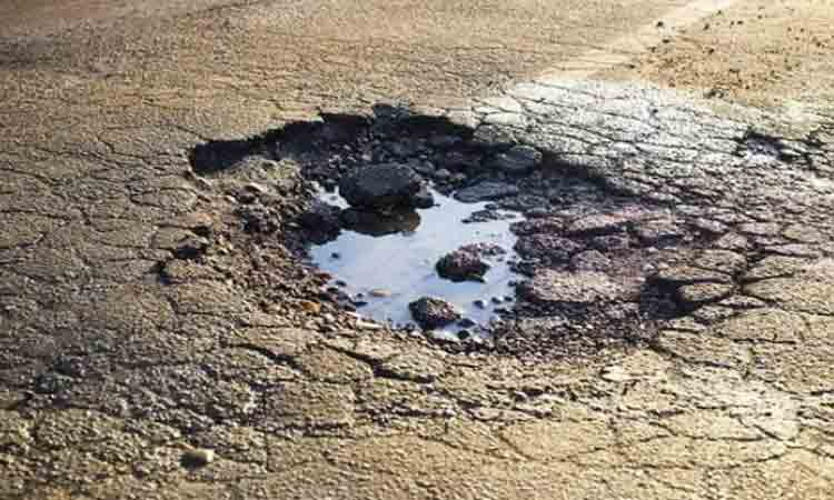 రహదారిపై గుంతలు… చీఫ్‌ ఇంజినీర్‌కు కోర్టు వారెంట్‌