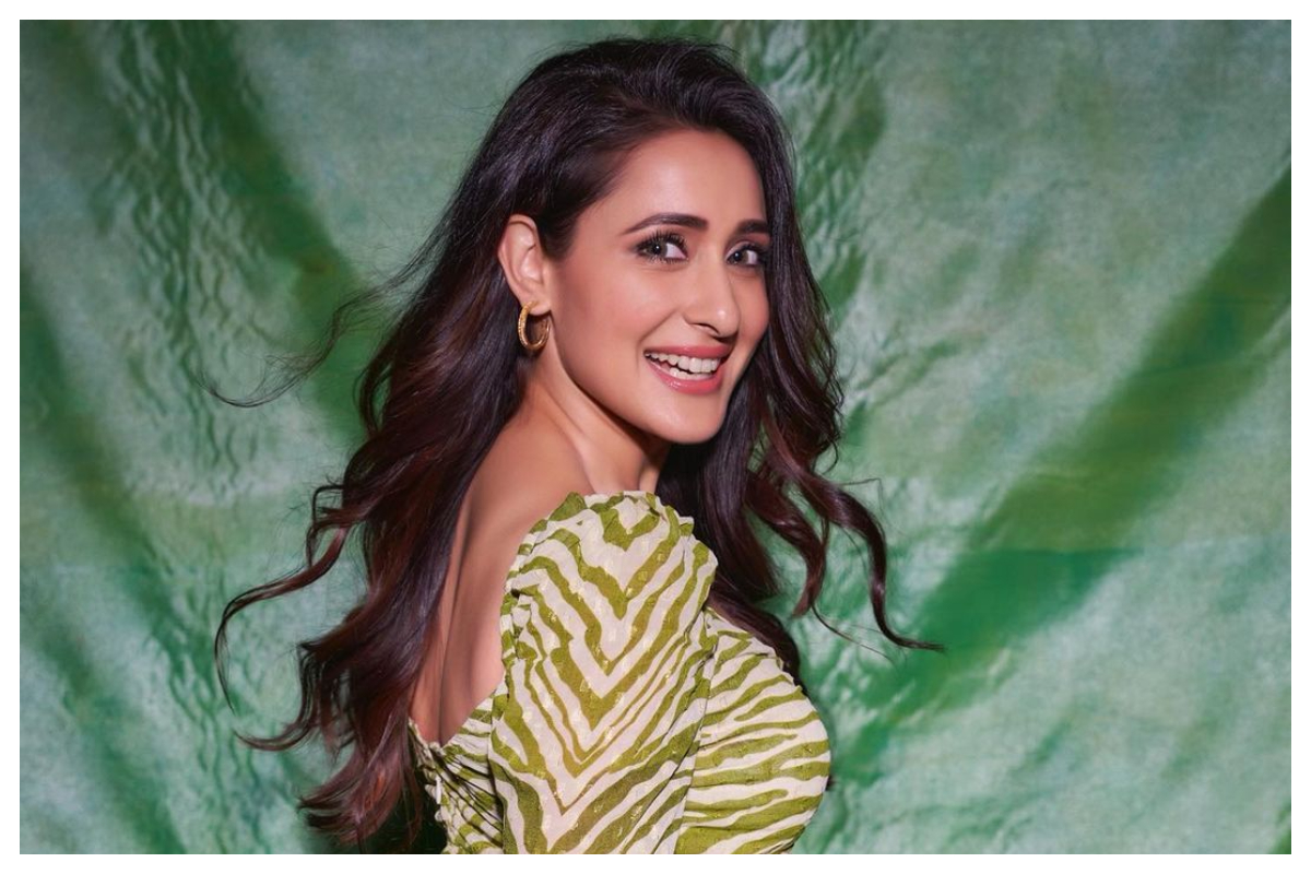 Pragya Jaiswal | గ్రీన్‌కలర్‌ టైట్‌ఫిట్ డ్రెస్‌లో ప్రగ్యా జైస్వాల్‌ అందాలు..