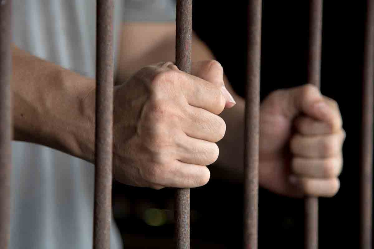 జైళ్లలో 4.83 లక్షల మంది