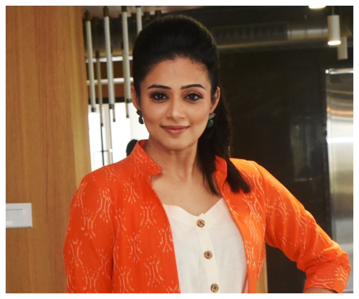 Priyamani | ఆరెంజ్ కలర్‌ డ్రెస్‌లో కవ్విస్తున్న ప్రియ‌మ‌ణి..