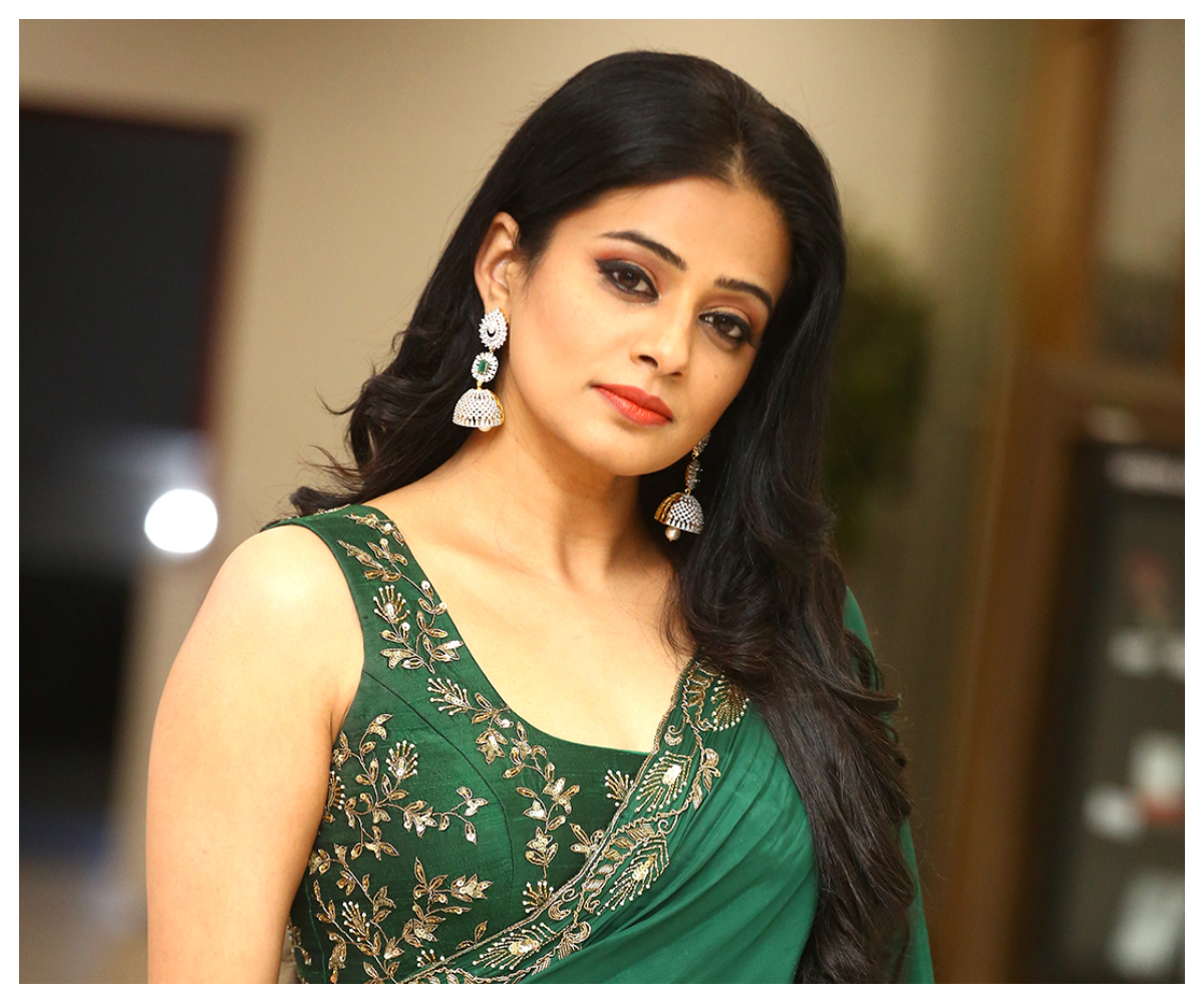 Priyamani | గ్రీన్ కలర్ డ్రెస్‌లో ప్రియ‌మ‌ణి అందాలు..