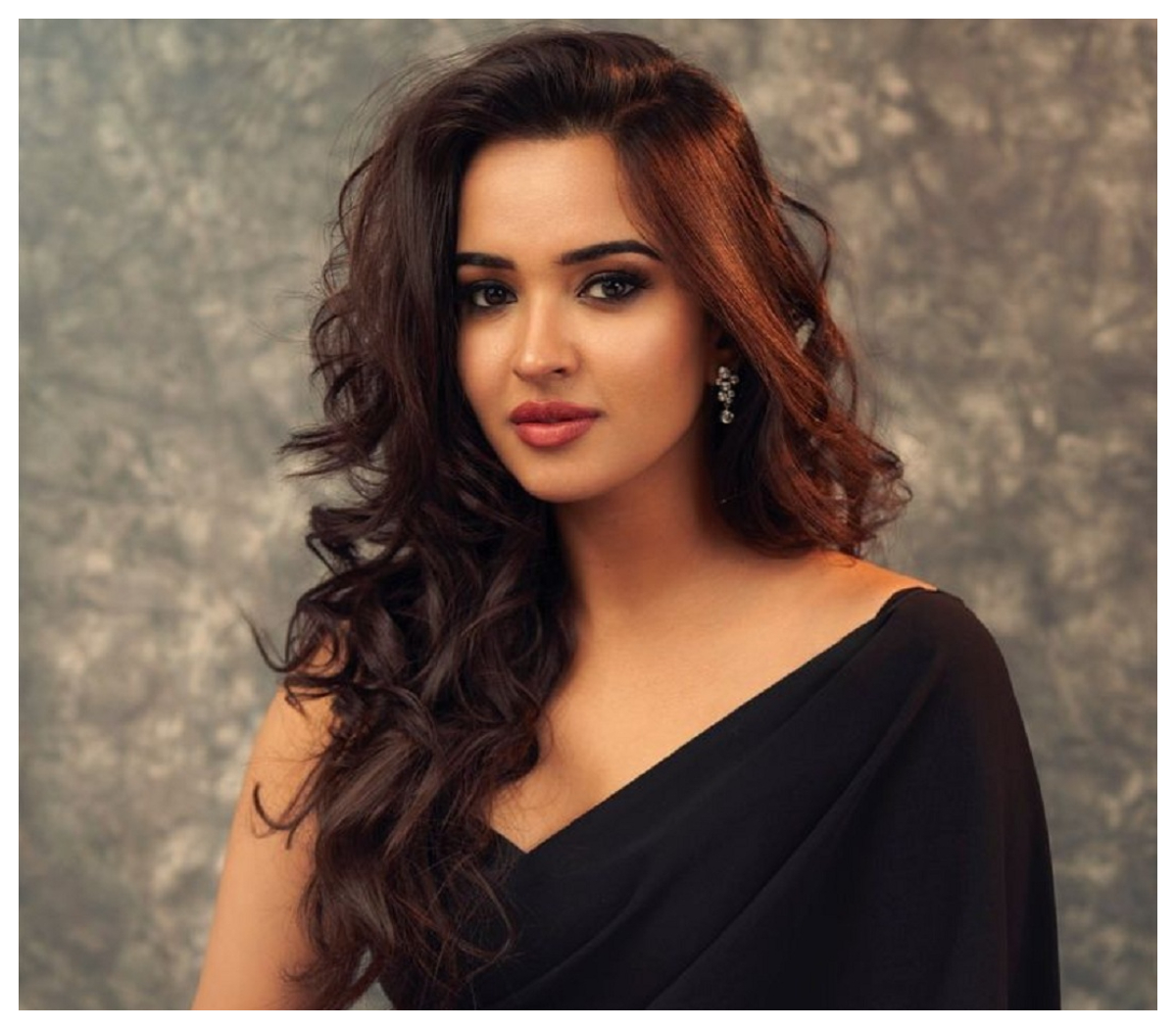 Pujita Ponnada | బ్లాక్ శారీలో మెరిసిన తెలుగు అందం పూజిత పొన్నాడ..