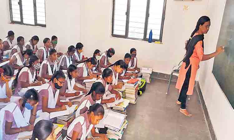 పది విదార్థులకు ప్రత్యేక అల్పాహరం