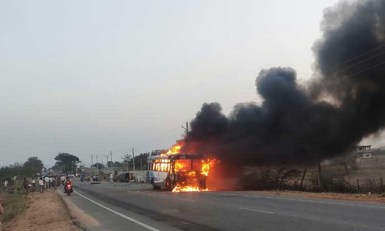 శ్రీశైలం రహదారిపై బస్‌ దగ్ధం