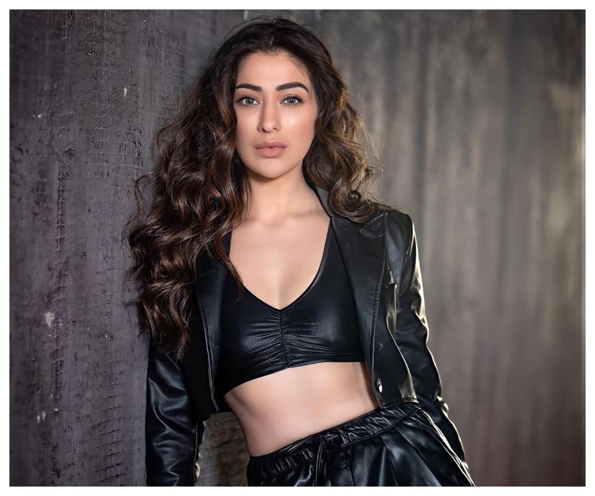 Raai Laxmi | బ్లాక్ లెదర్ జాకెట్‌లో రాయ్ లక్ష్మీ పరువాలు..