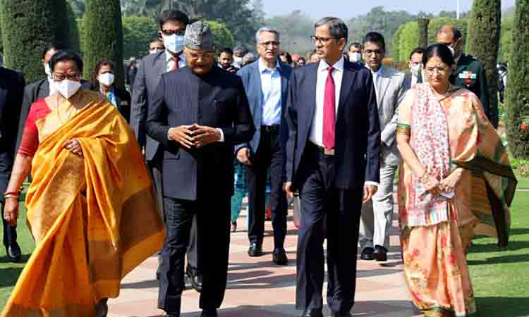 మొఘల్‌ గార్డెన్స్‌ను సందర్శించిన సీజేఐ, జడ్జీలు