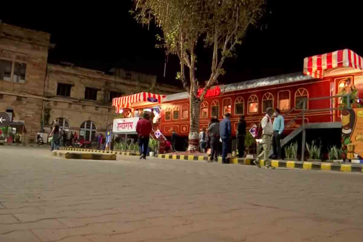 ‘రెస్టారెంట్ ఆన్ వీల్స్’… తొలిసారి ప్రారంభించిన సెంట్రల్ రైల్వే జోన్‌