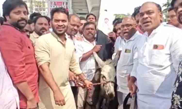 గాడిద‌పై రేవంత్ రెడ్డి దిష్టిబొమ్మ ఊరేగింపు..