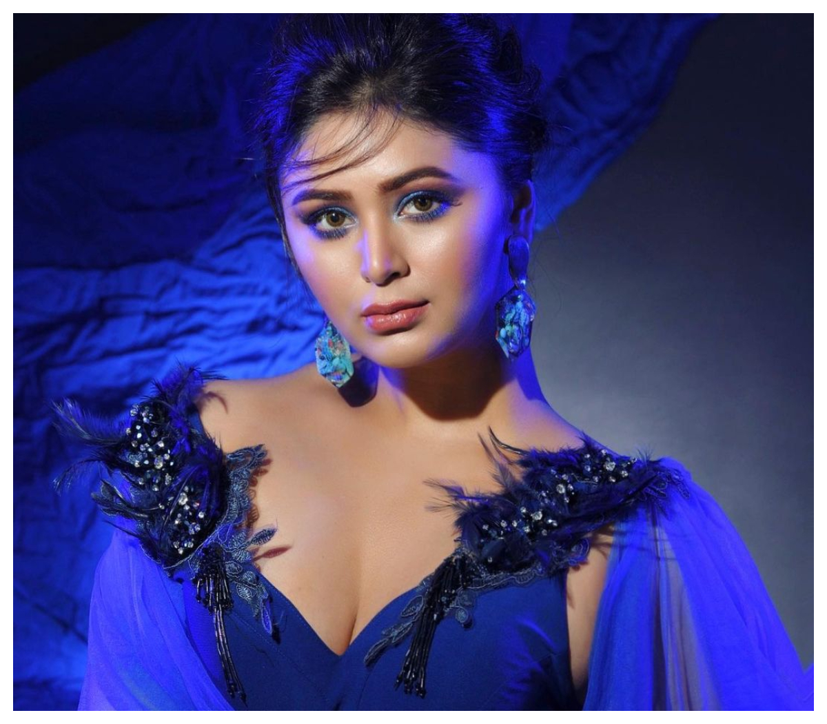 Ritabhari Chakraborty | బ్లూ కలర్‌ డ్రెస్‌లో రీతాభరి చక్రవర్తి అందాలు అదరహో..