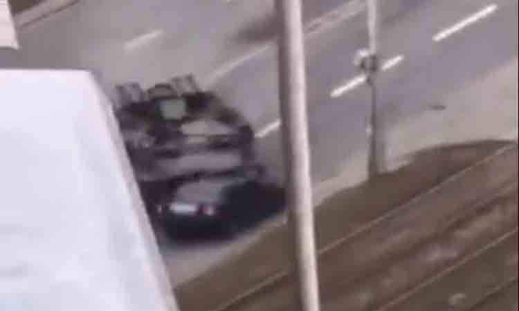 Watch: ఉక్రెయిన్‌లో రష్యా సైన్యం దారుణం… కదులుతున్న కారును తొక్కేసిన ట్యాంక్‌