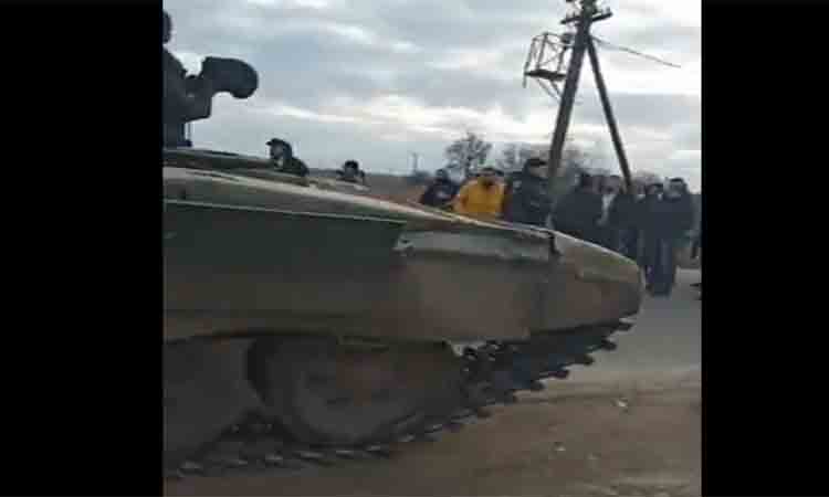 ఉక్రెయిన్‌లో రష్యన్ ట్యాంకులను అడ్డుకున్న స్థానిక పోలీసులు, ప్రజలు