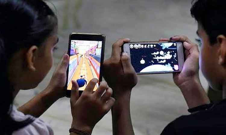 Mobiles Usage | ఇండియ‌న్స్ స్మార్ట్ ఫోన్‌తో ఎంత సేపు గ‌డుపుతున్నారంటే?!