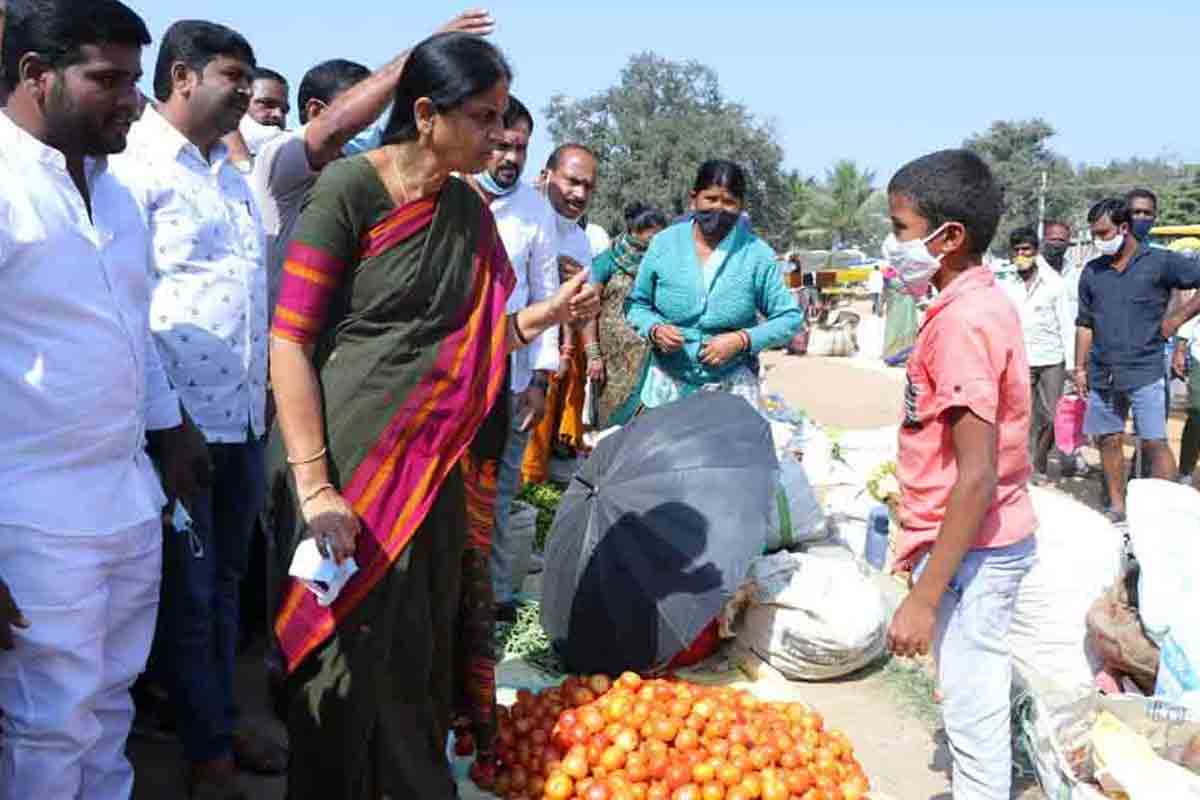 అంత మంచి స్కూల్ క‌ద‌రా.. ఎందుకు వెళ్ల‌లేదు..? విద్యార్థిని ప్ర‌శ్నించిన మంత్రి స‌బిత‌