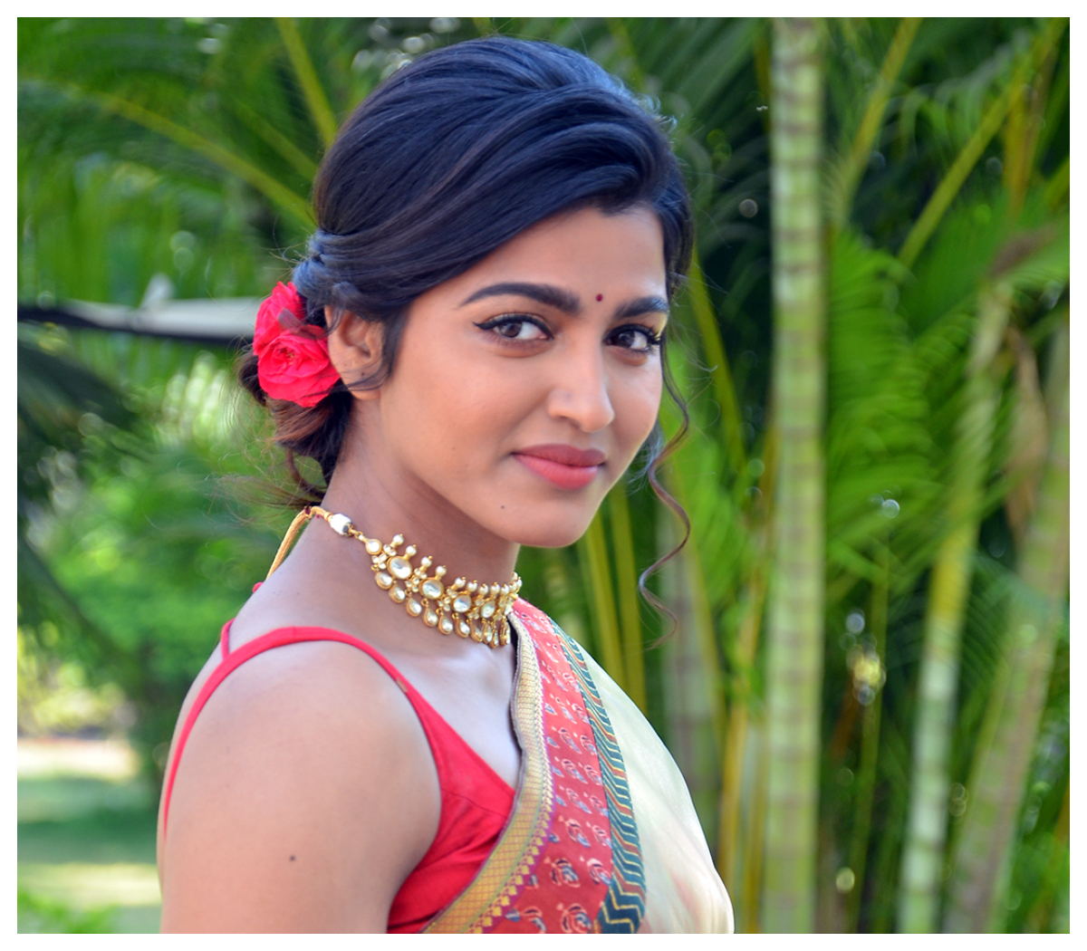 Sai Dhanshika | చిలుకపచ్చ చీరలో సాయి ధన్షిక సొగసులు..