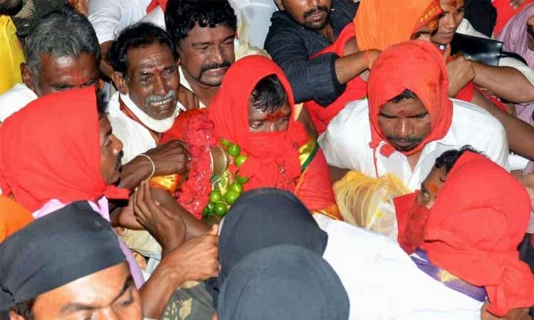 Medaram Jatara | మరికొద్దిసేపట్లో గద్దెకిపై సారలమ్మ