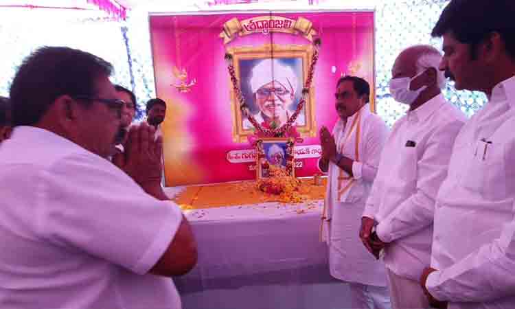 మంత్రి స‌త్య‌వ‌తి రాథోడ్‌కు మంత్రి ఎర్ర‌బెల్లి, టీఆర్ఎస్ ఎమ్మెల్సీలు ప‌రామ‌ర్శ‌